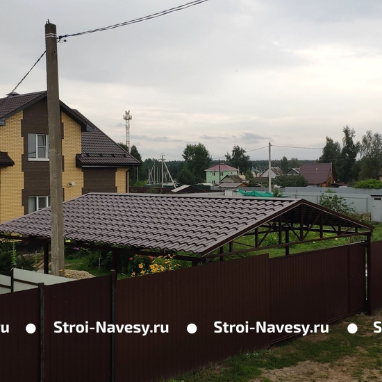 Двускатный навес для дачи с крышей из металлочерепицы